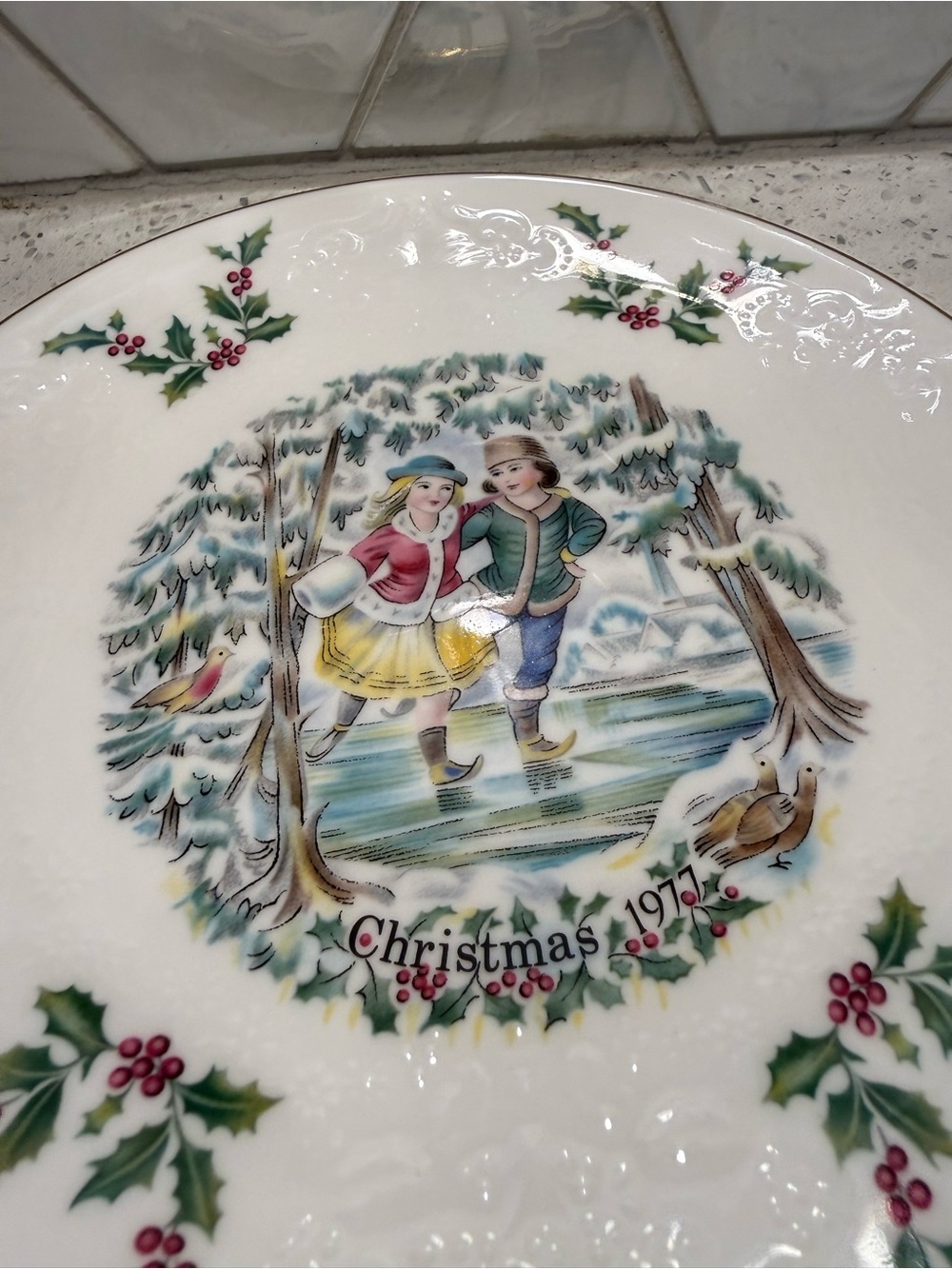 Royal Doulton VTG Christmas 1977 Holly Pattern China Collector Plate 1st Series